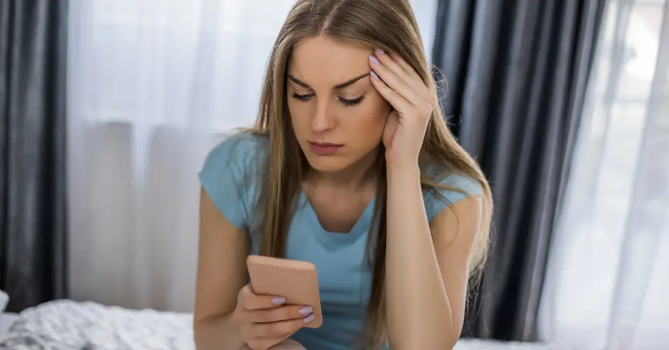 11 Reasons He Never Texts You First
