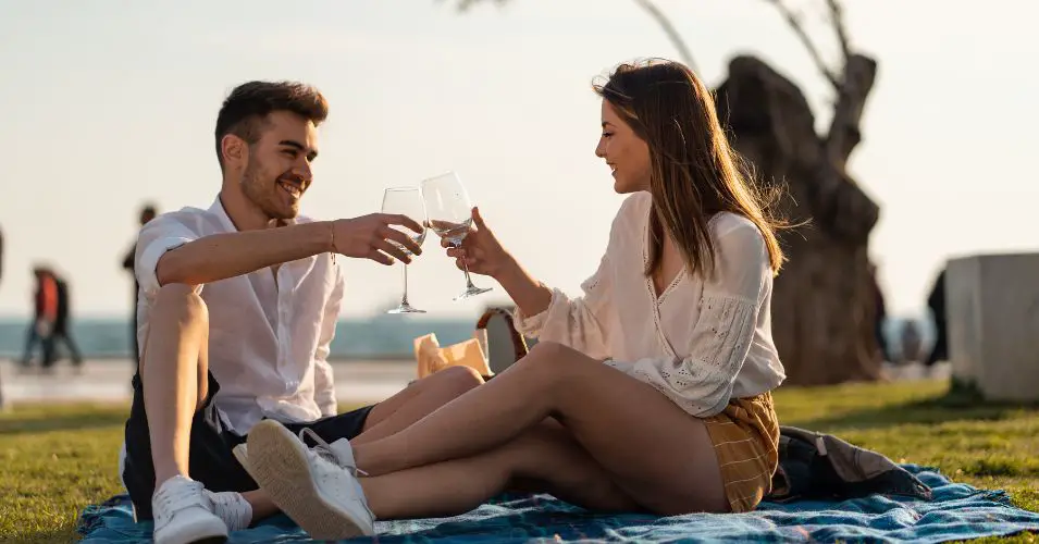 9 Revealing Signs He Likes You But Is Playing It Cool