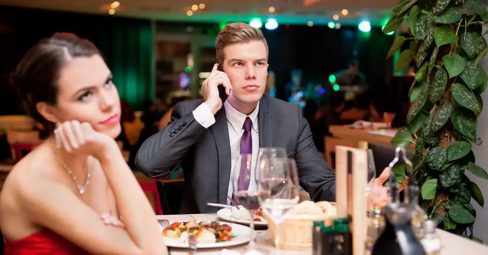 7 Signs You’re Not the Only Woman in His Life