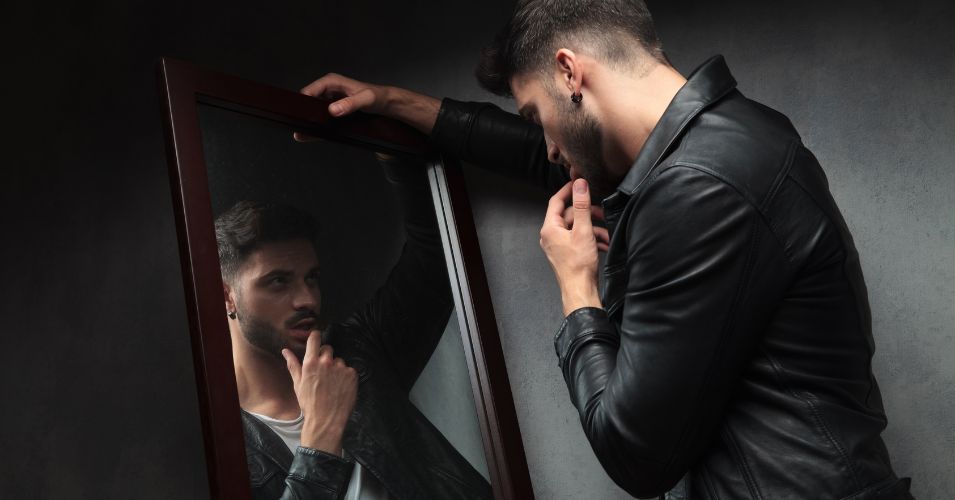 11 Signs He’s More Interested in Himself Than You