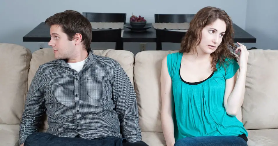 10 Signs He’s Not Really Into the Relationship