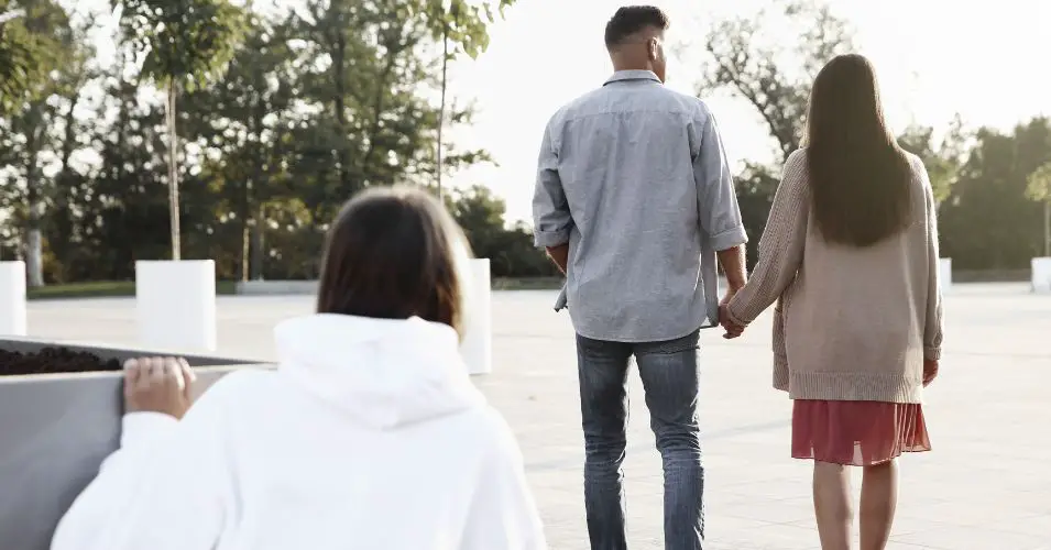 7 Ways to Know If He’s Seeing Other People